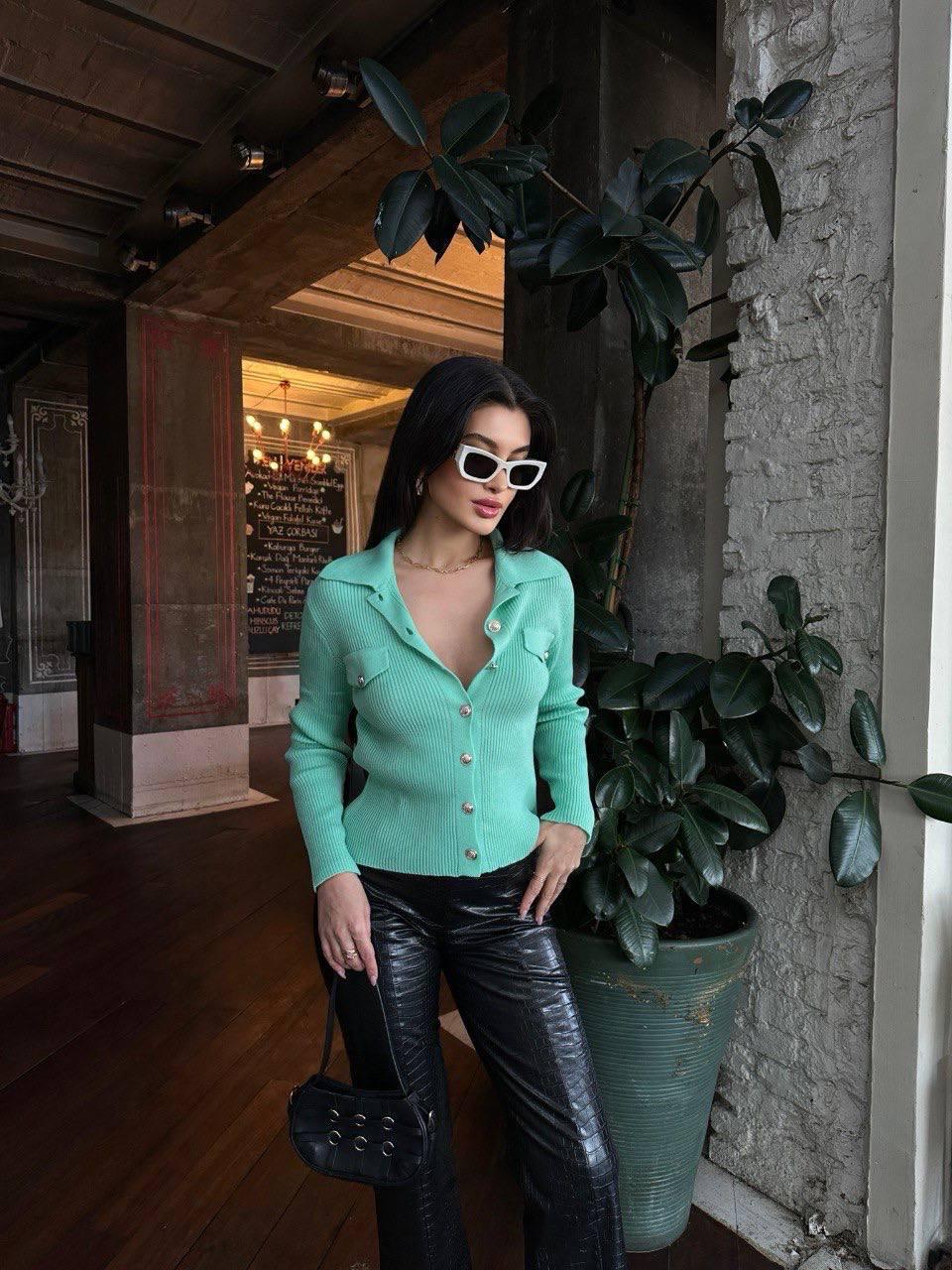 Pull tricoté élégant boutonné Réf1287