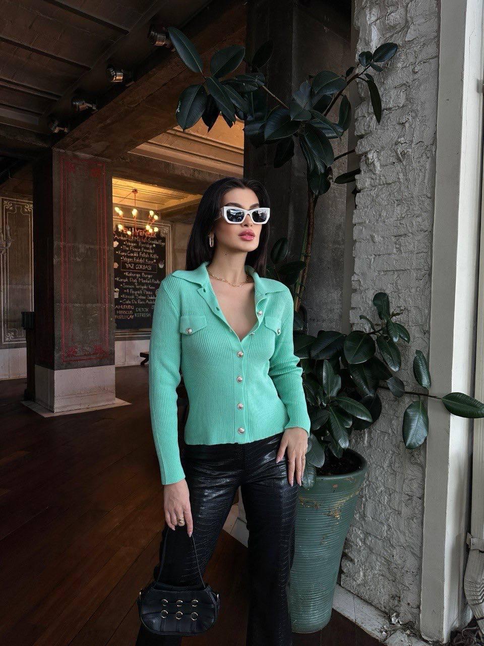 Pull tricoté élégant boutonné Réf1287