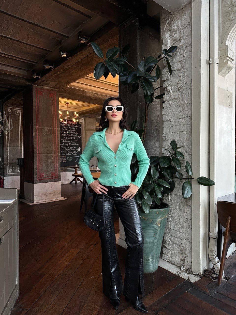 Pull tricoté élégant boutonné Réf1287